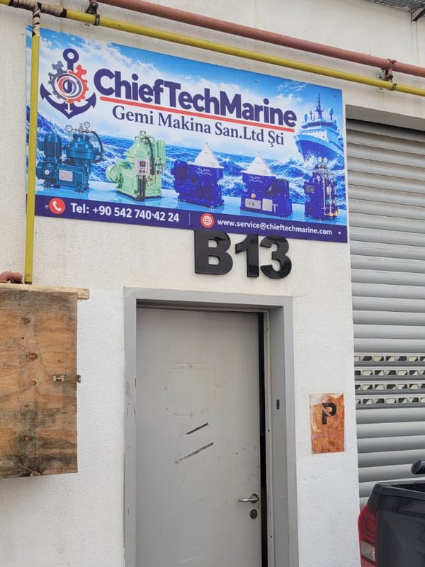 ChiefTechMarine atölye girişi, tabela ve B13 kapı numarası