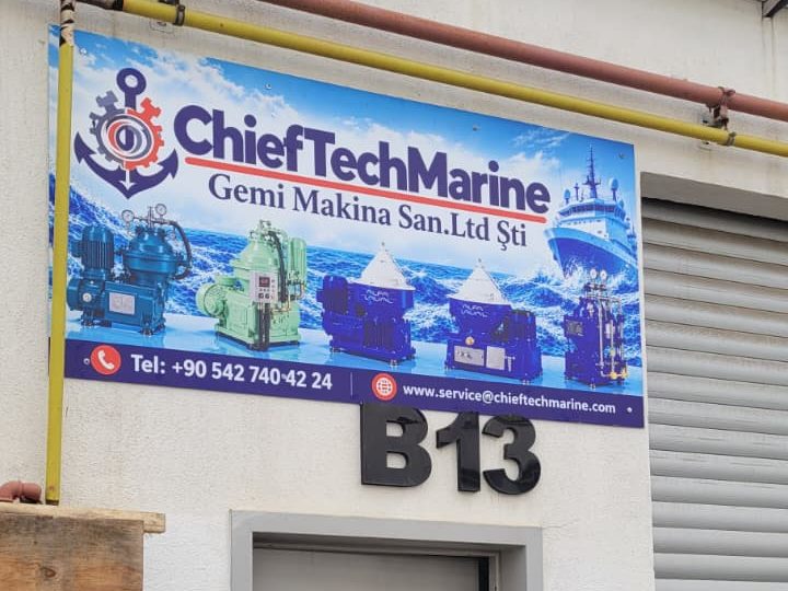 ChiefTechMarine tabelası ve B13 kapı numarası